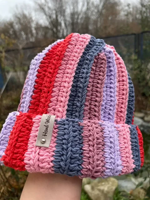 Оригинальные цветные вязаные шапки ручной работы - Одежда в Тюмень