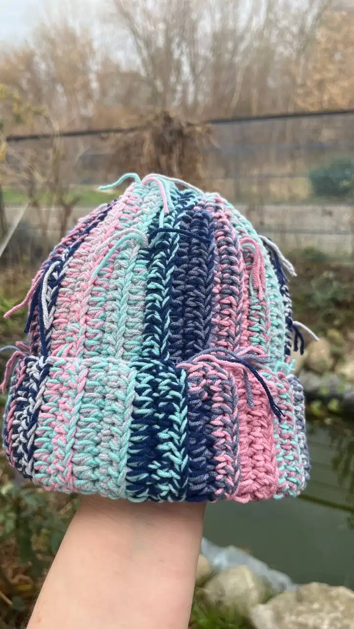 Оригинальные цветные вязаные шапки ручной работы