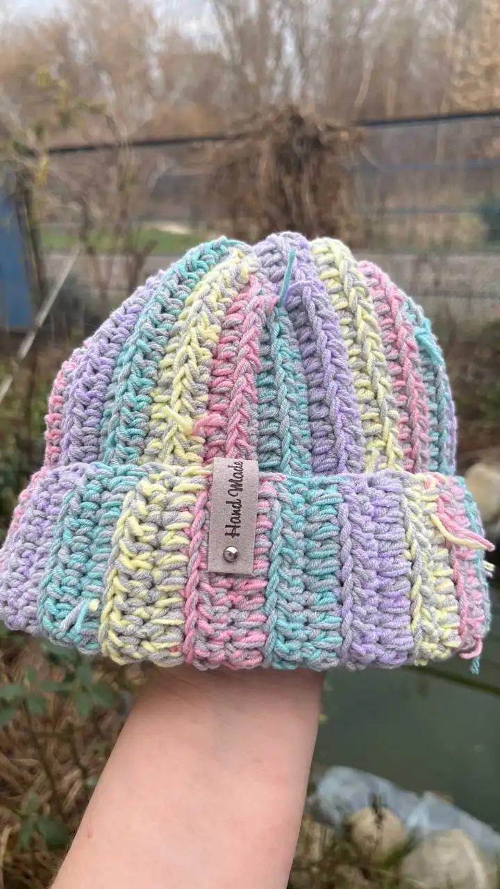 Оригинальные цветные вязаные шапки ручной работы