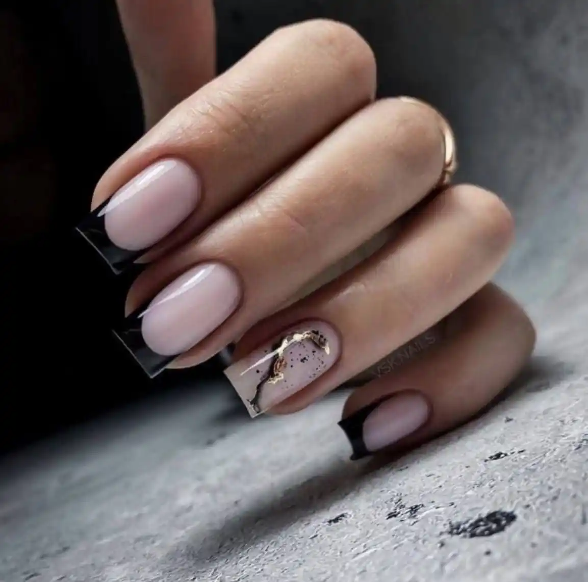 Маникюр с большим выбором гелей и лаков