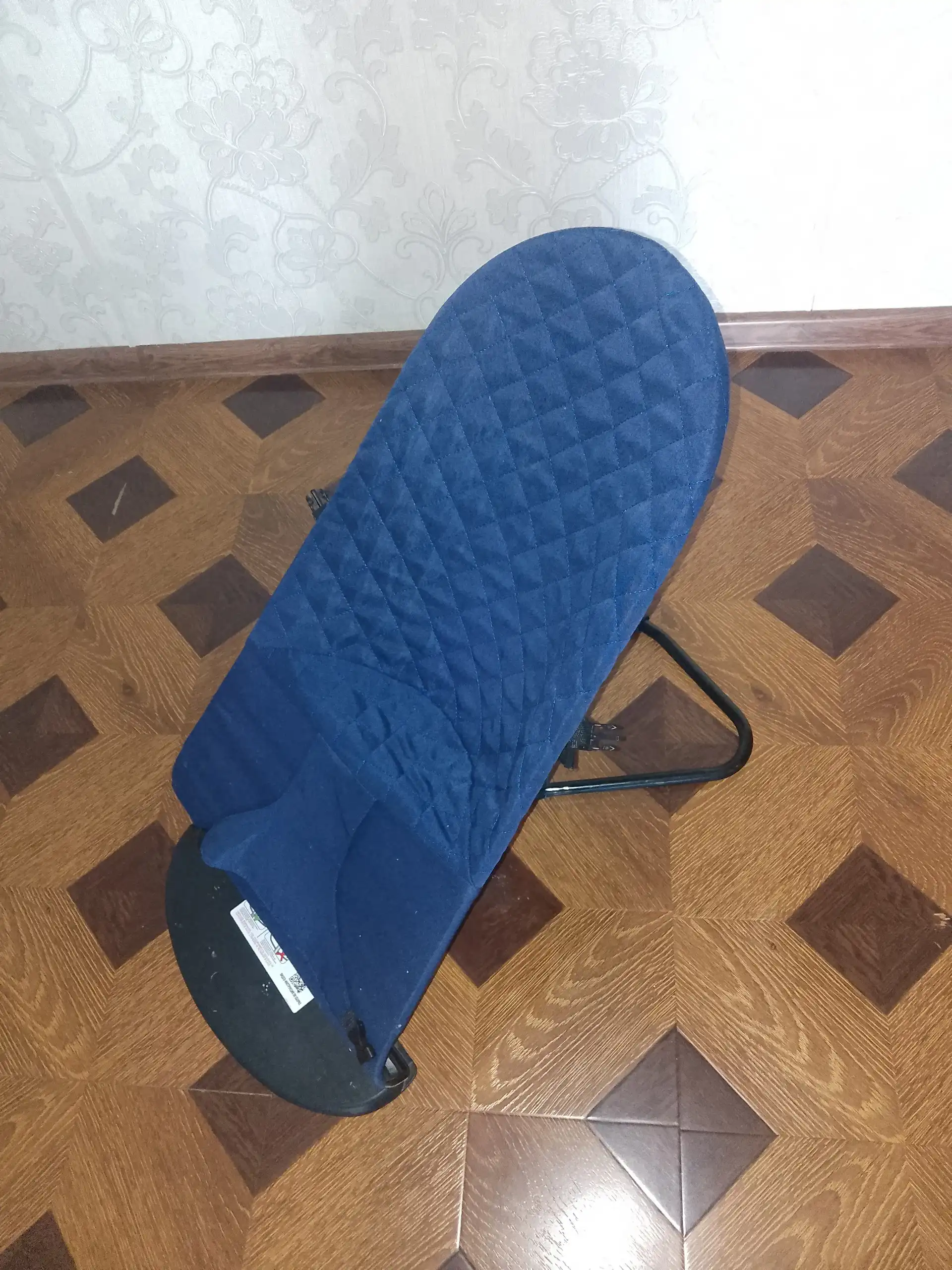 Продажа детских товаров: шезлонг, комбинезон, кроватка-манеж