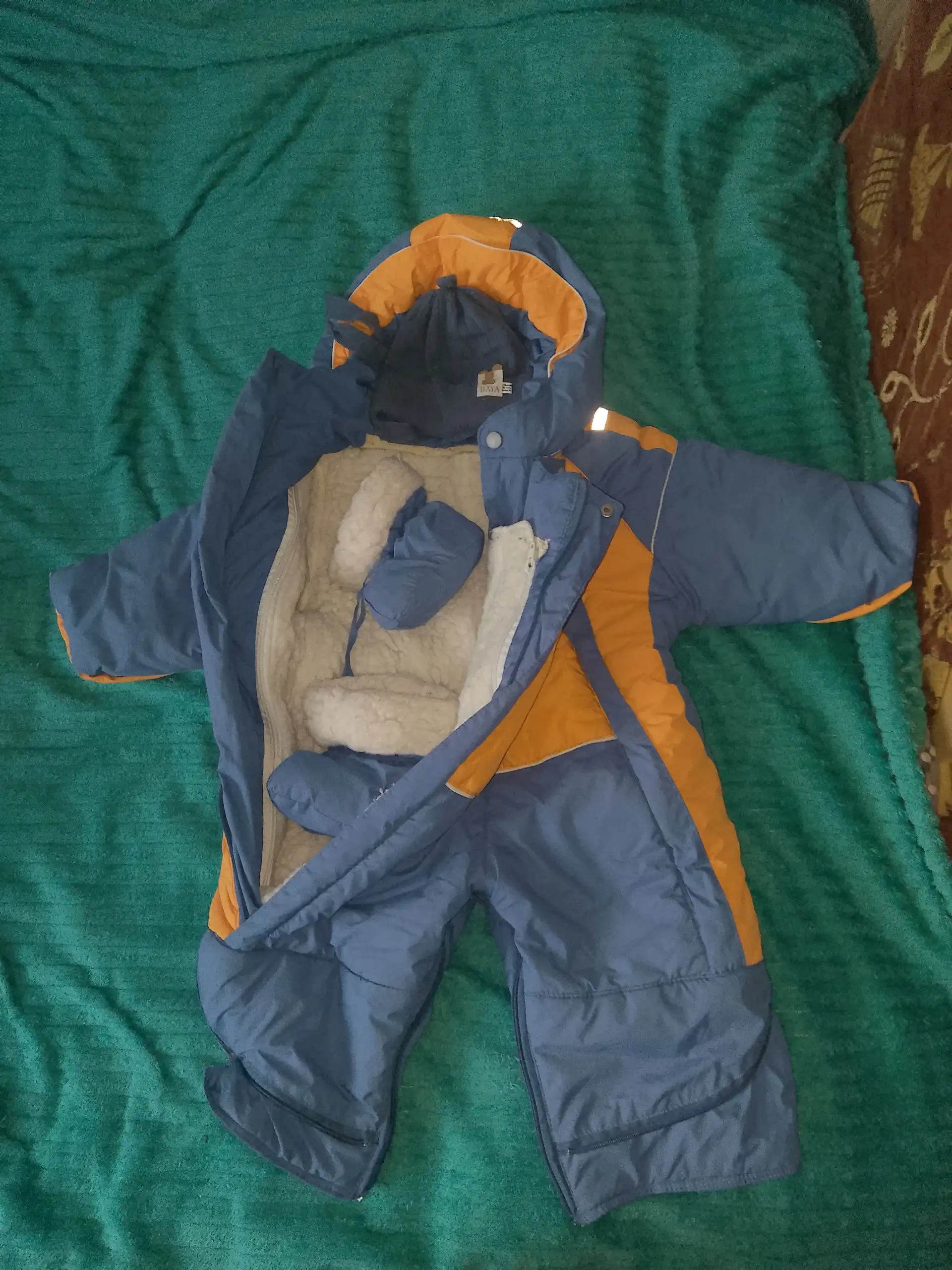 Продажа детских товаров: шезлонг, комбинезон, кроватка-манеж