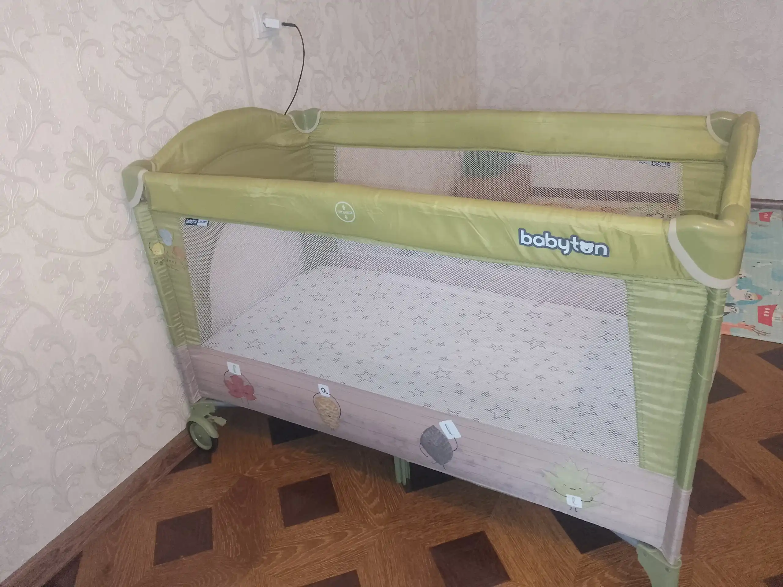 Продажа детских товаров: шезлонг, комбинезон, кроватка-манеж
