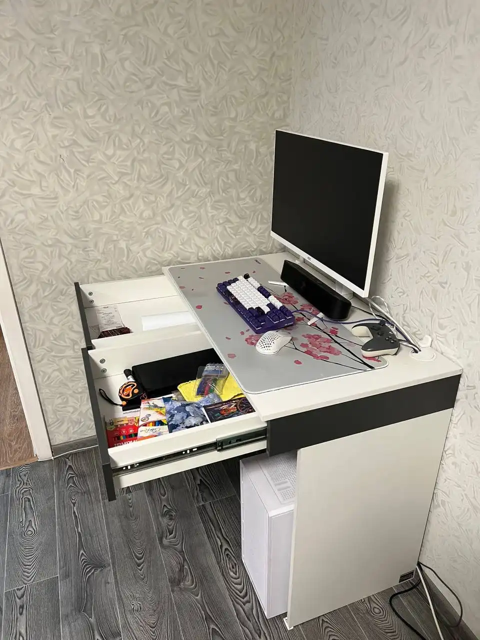 Письменный стол белый с выдвижными ящиками - Мебель (Для дома и дачи) в Ангарск