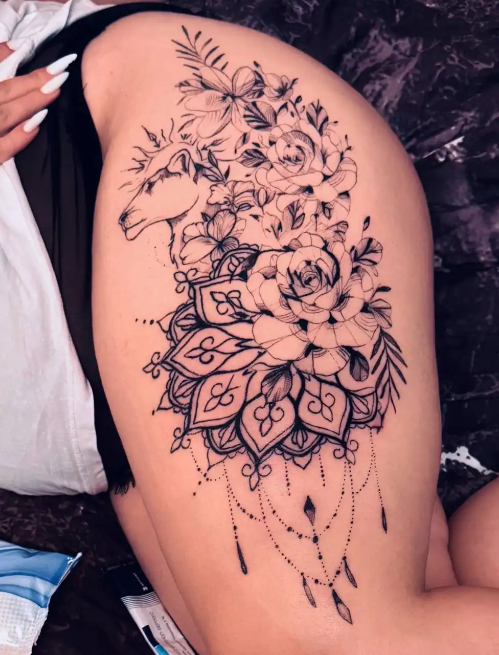 Татуировка на бедре с орнаментом и львицей - Барахолка в Ангарск