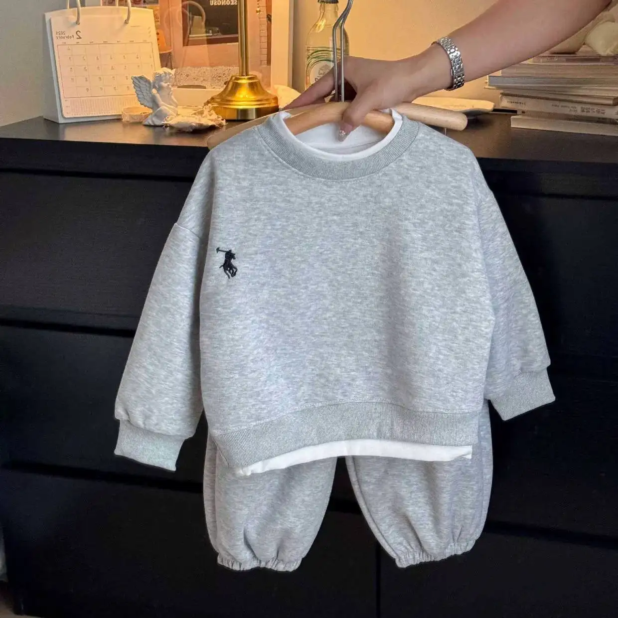 Продам плюшевую кофту и утепленный костюм для малышей - Одежда (Барахолка) в Ангарск