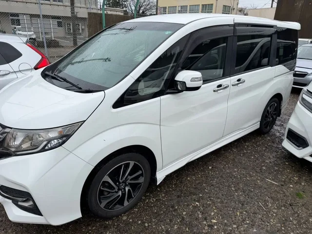 HONDA STEP WAGON 2015 года - Минивэны в Владивосток