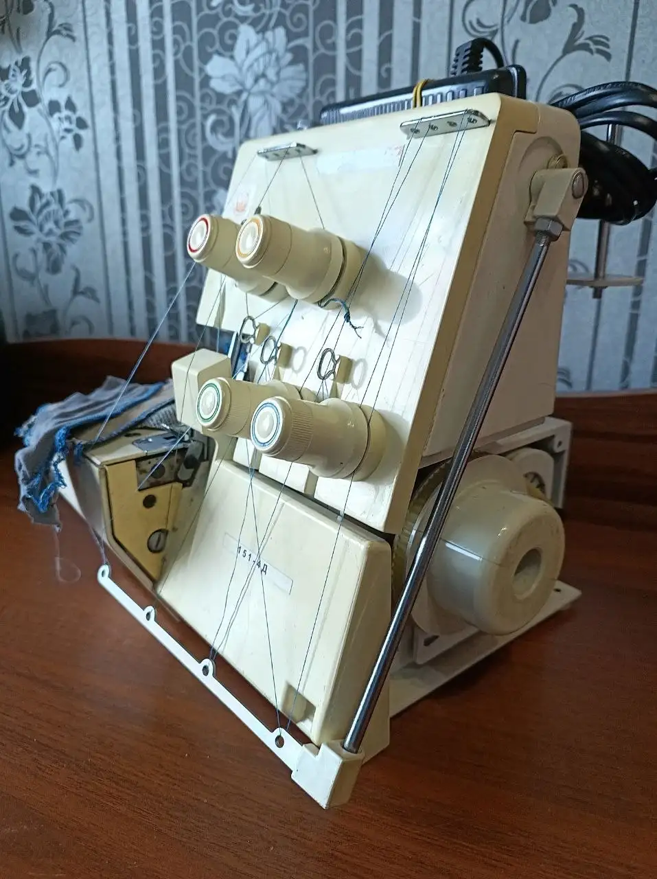 Продам оверлок 4-ниточный исправный - Оверлоки (Барахолка) в Ангарск