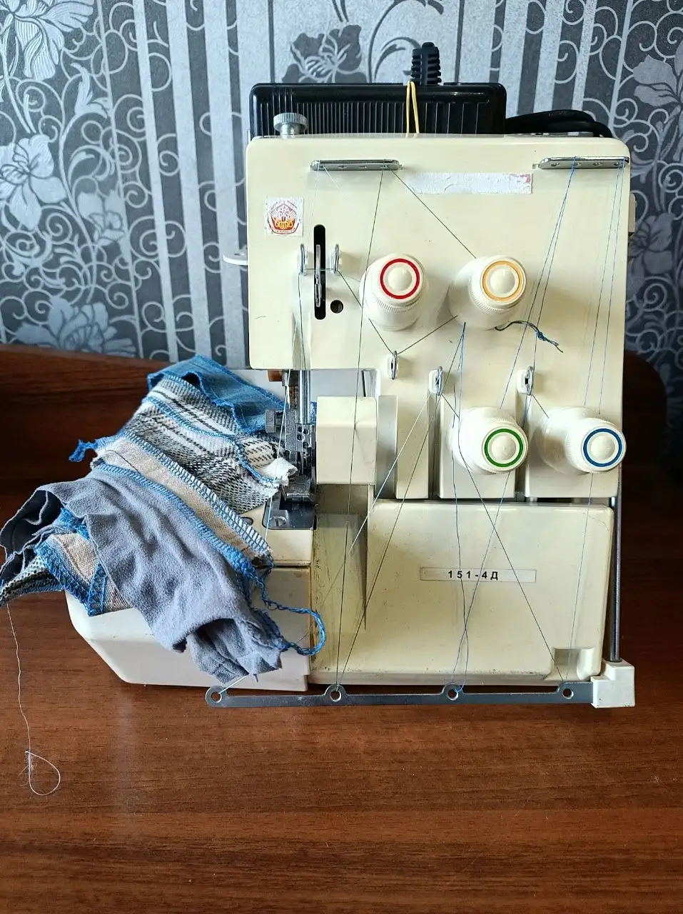 Продам оверлок 4-ниточный исправный - Оверлоки (Барахолка) в Ангарск