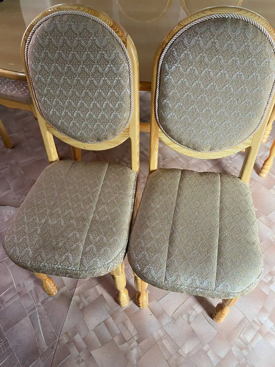 Продам обеденный стол со стульями, морозильную камеру АТЛАНТ, письменные столы, туалетный столик и навесные полки - Барахолка в Ангарск