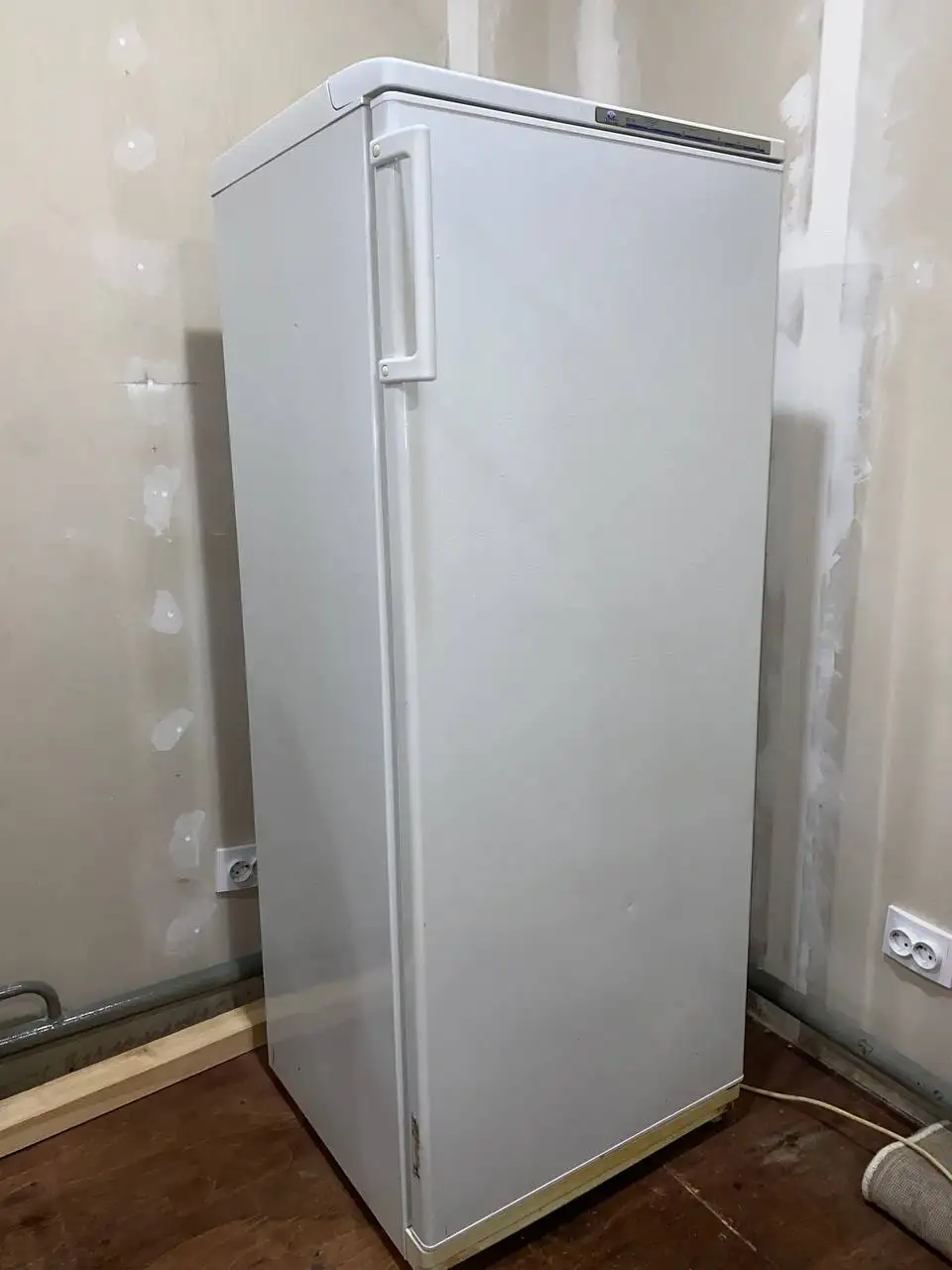 Продам обеденный стол со стульями, морозильную камеру АТЛАНТ, письменные столы, туалетный столик и навесные полки - Барахолка в Ангарск