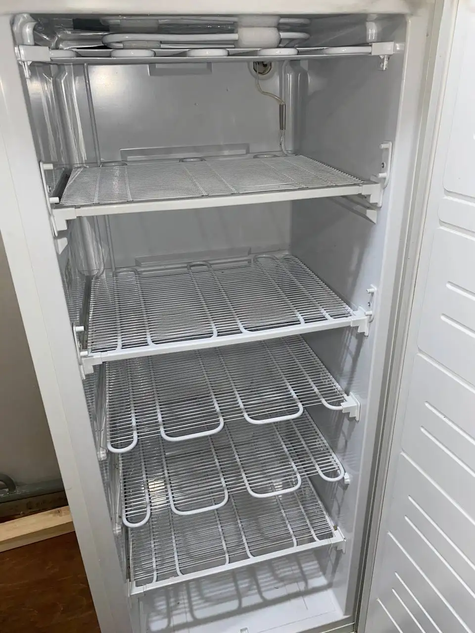 Продам обеденный стол со стульями, морозильную камеру АТЛАНТ, письменные столы, туалетный столик и навесные полки - Барахолка в Ангарск