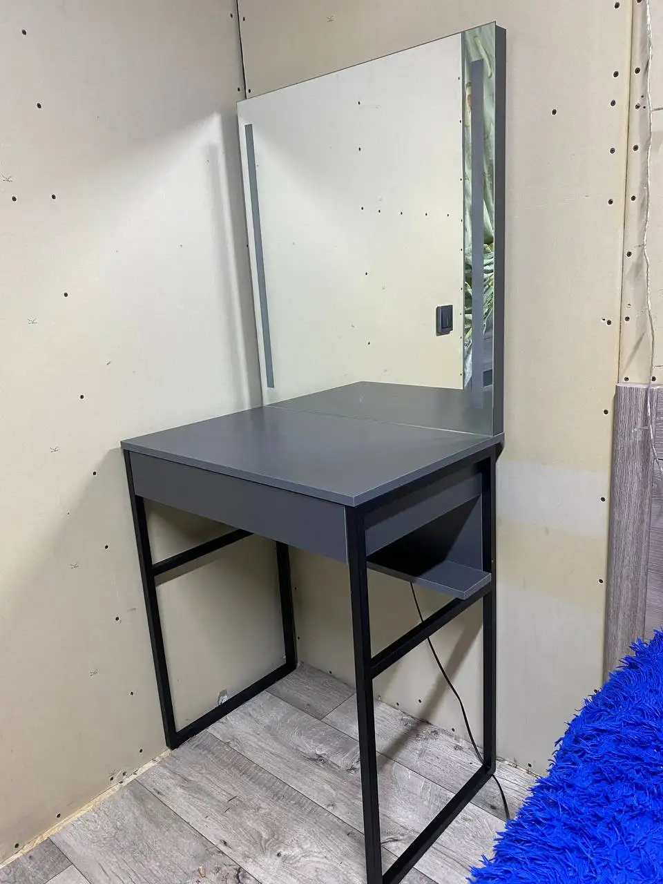 Продам обеденный стол со стульями, морозильную камеру АТЛАНТ, письменные столы, туалетный столик и навесные полки - Барахолка в Ангарск