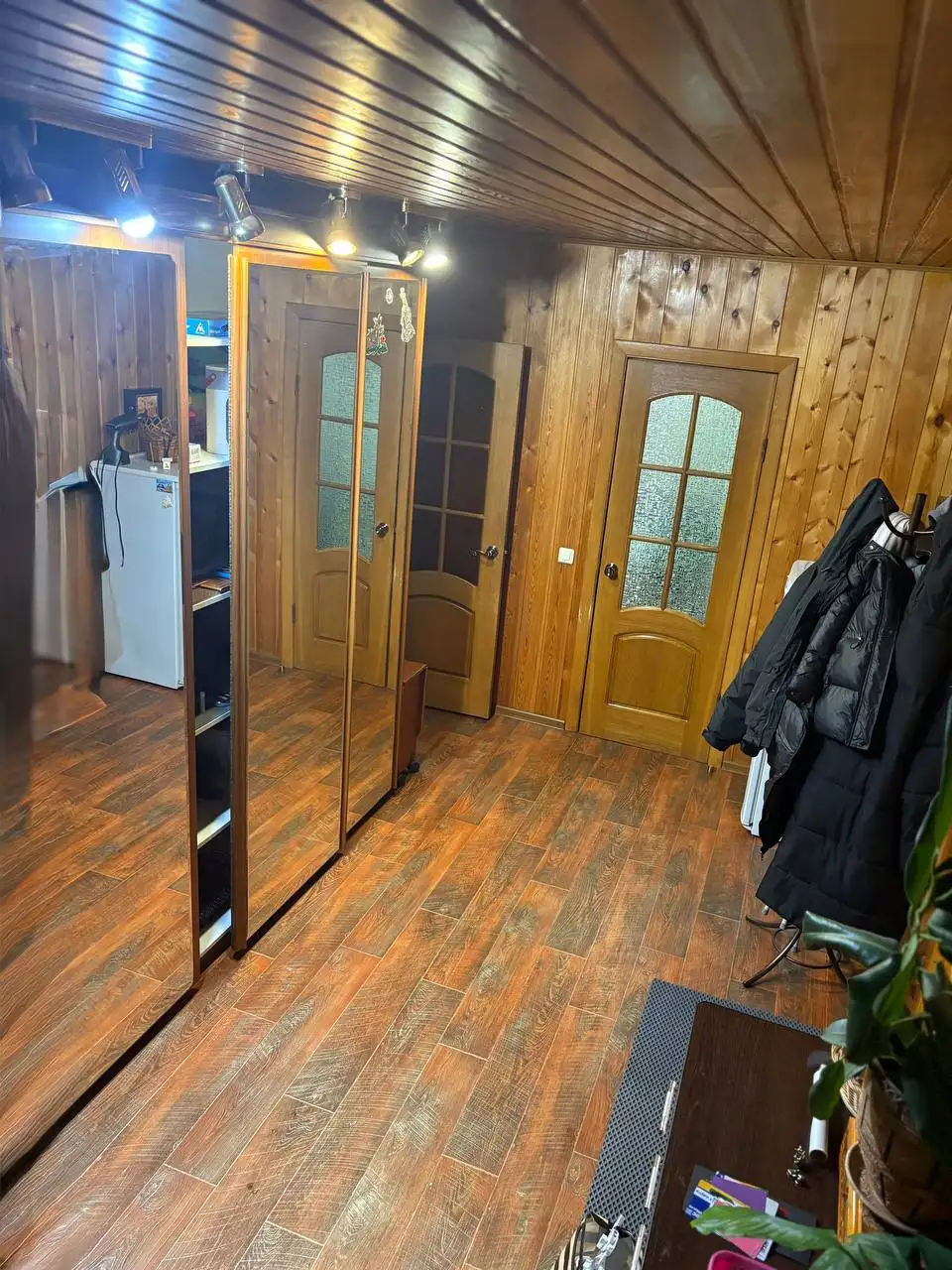 Стол журнальный и телевизор LG - Барахолка в Ангарск