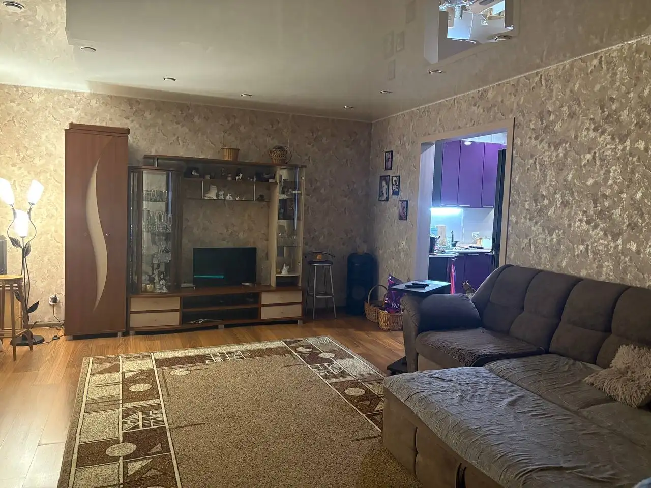 Стол журнальный и телевизор LG - Барахолка в Ангарск