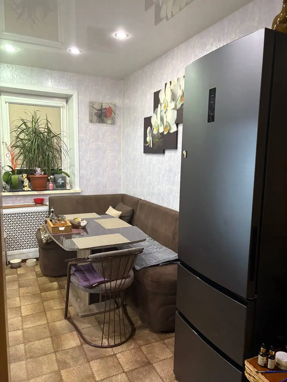 Стол журнальный и телевизор LG - Барахолка в Ангарск