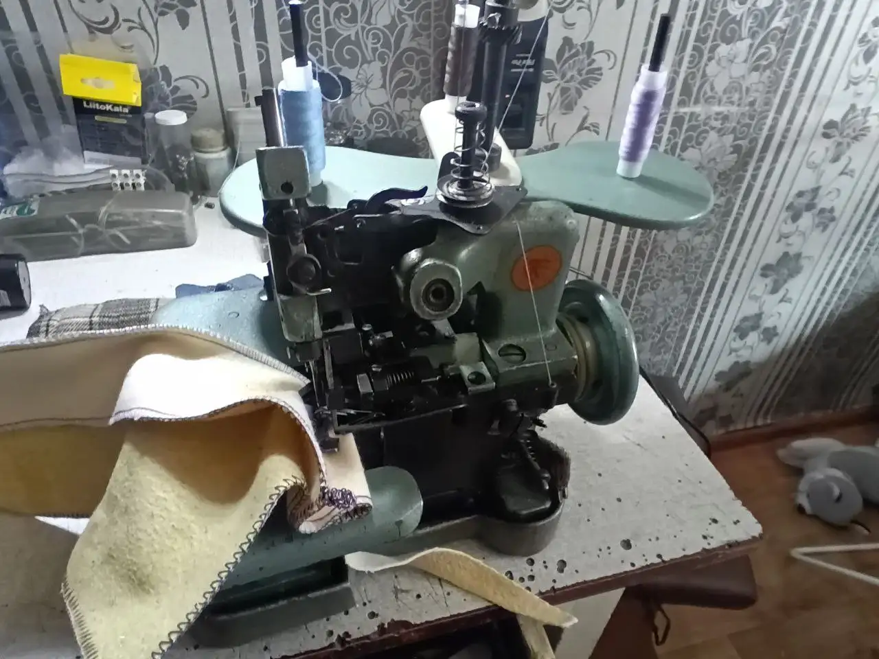 Советский оверлок 51 кл для ремонта одежды в ателье - Швейное оборудование (Барахолка) в Ангарск