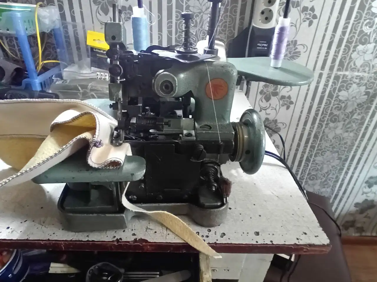 Советский оверлок 51 кл для ремонта одежды в ателье - Швейное оборудование (Барахолка) в Ангарск