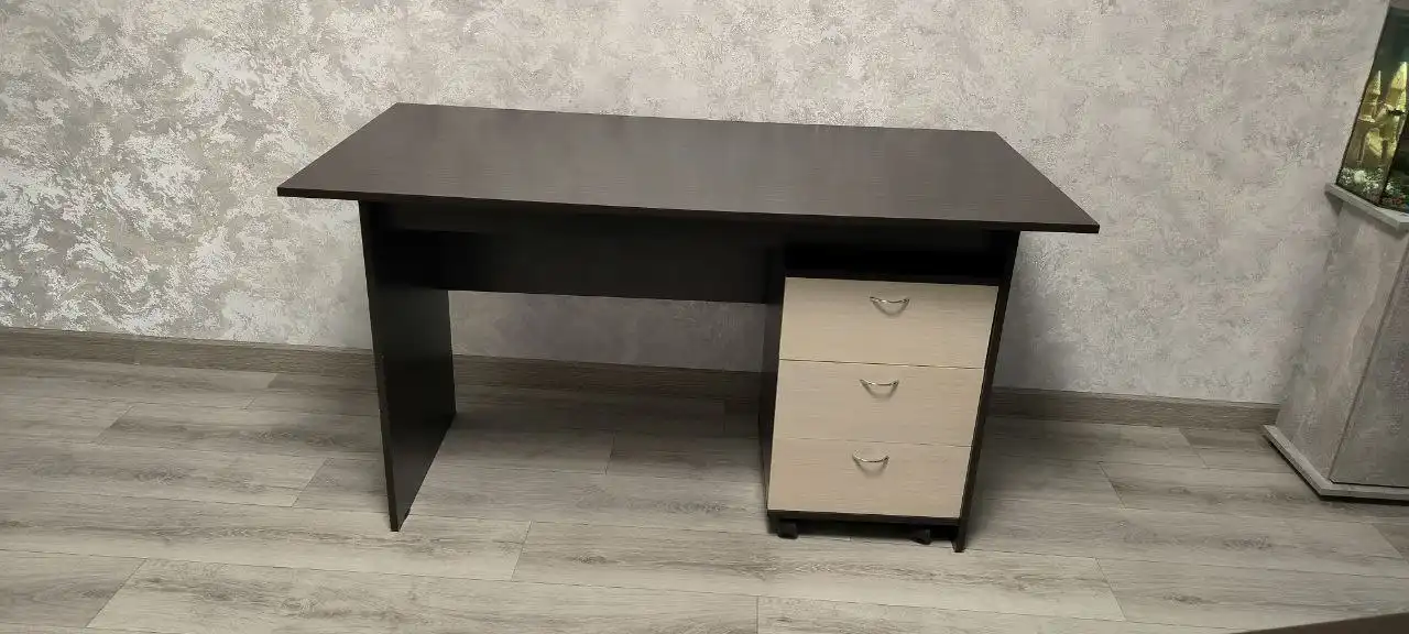 Письменный стол с тумбой на колесиках