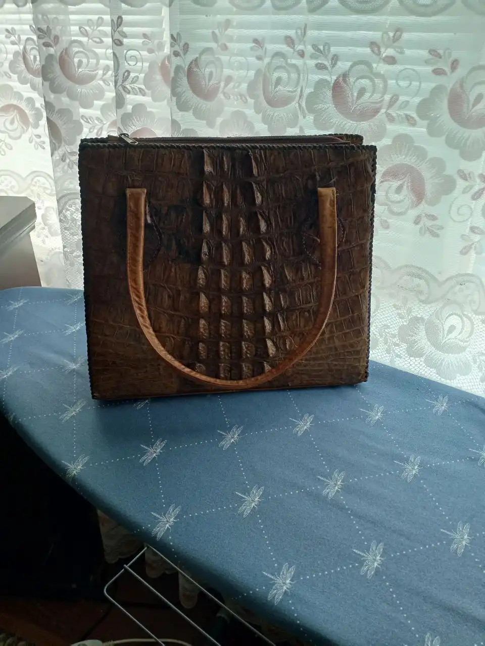 Продажа женской сумки из кожи крокодила