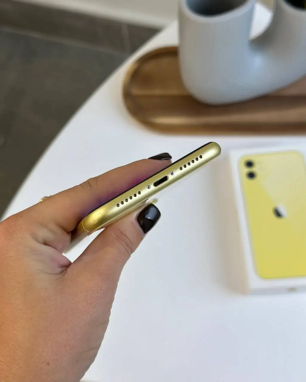 iPhone 11 Yellow 128Gb с зарядным устройством и коробкой - Смартфоны и телефоны (Электроника) в Саратов