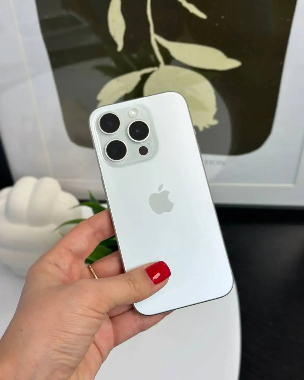 iPhone 15 Pro White Titanium 1Tb в отличном состоянии - Смартфоны и телефоны (Электроника) в Саратов
