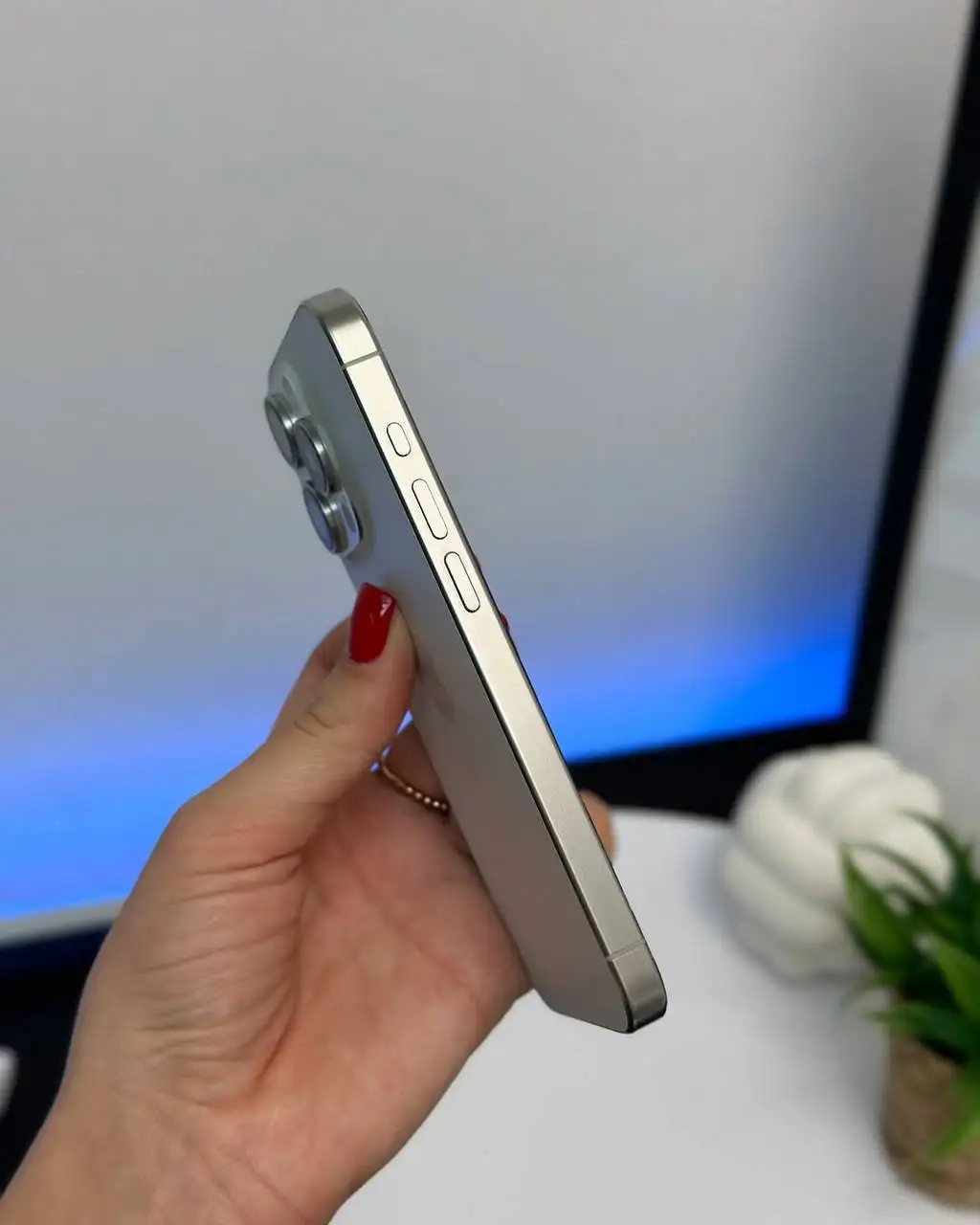 iPhone 15 Pro White Titanium 1Tb в отличном состоянии - Смартфоны и телефоны (Электроника) в Саратов