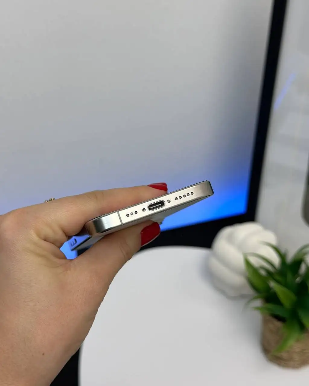 iPhone 15 Pro White Titanium 1Tb в отличном состоянии - Смартфоны и телефоны (Электроника) в Саратов