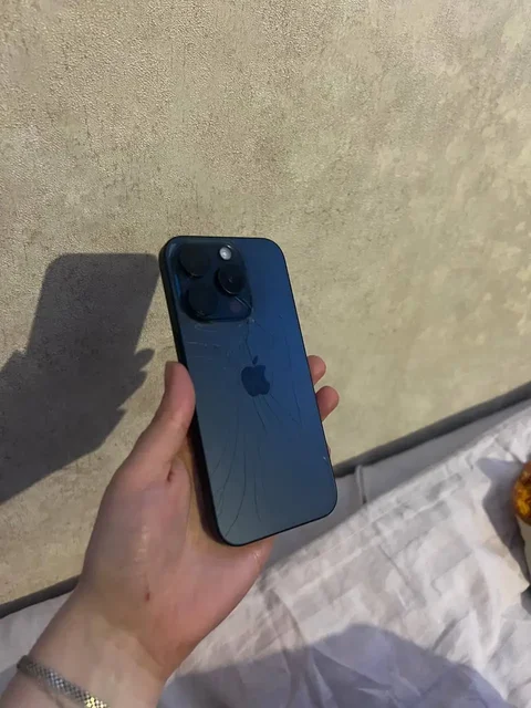 iPhone 15 Pro 256ГБ 80% аккумулятора - Умные часы и браслеты в Саратов