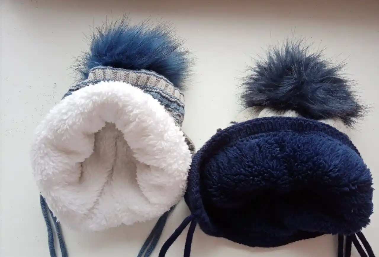 Продам шапки детские тёплые на завязках