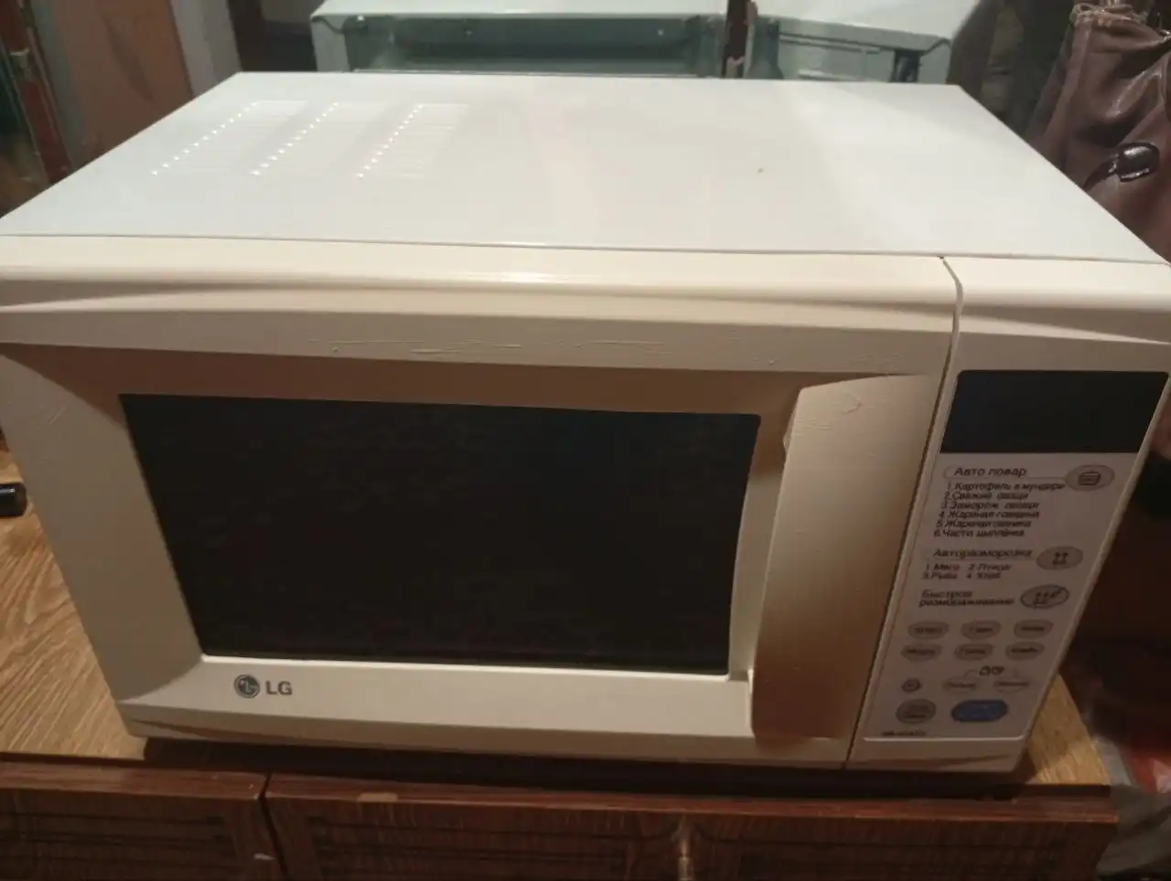 Микроволновка LG с грилем в хорошем состоянии