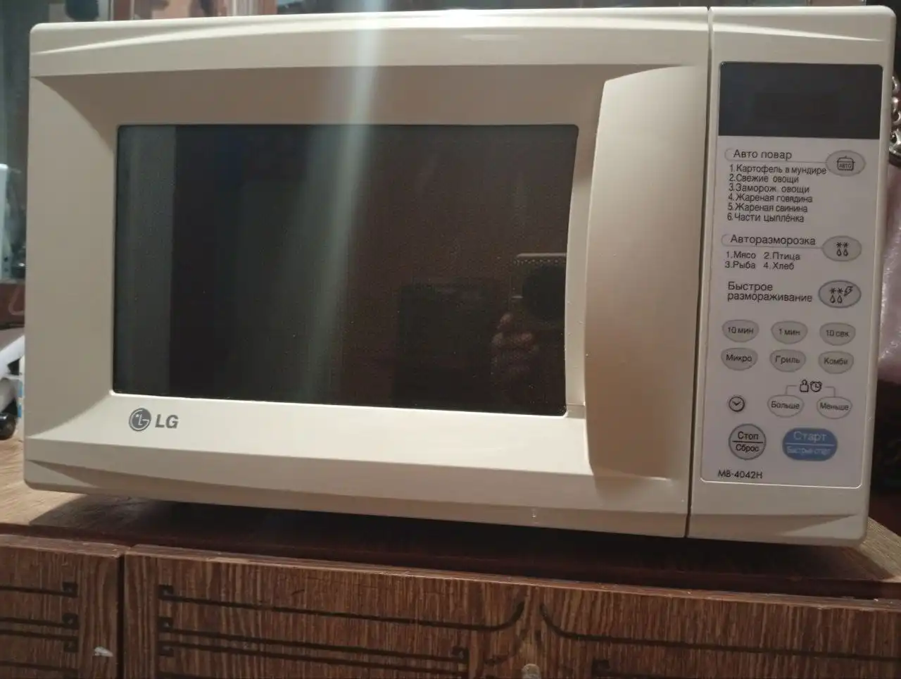 Микроволновка LG с грилем в хорошем состоянии