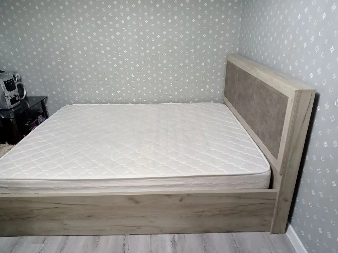 Двуспальная кровать с ортопедическим матрасом - Мебель (Для дома и дачи) в Белгород