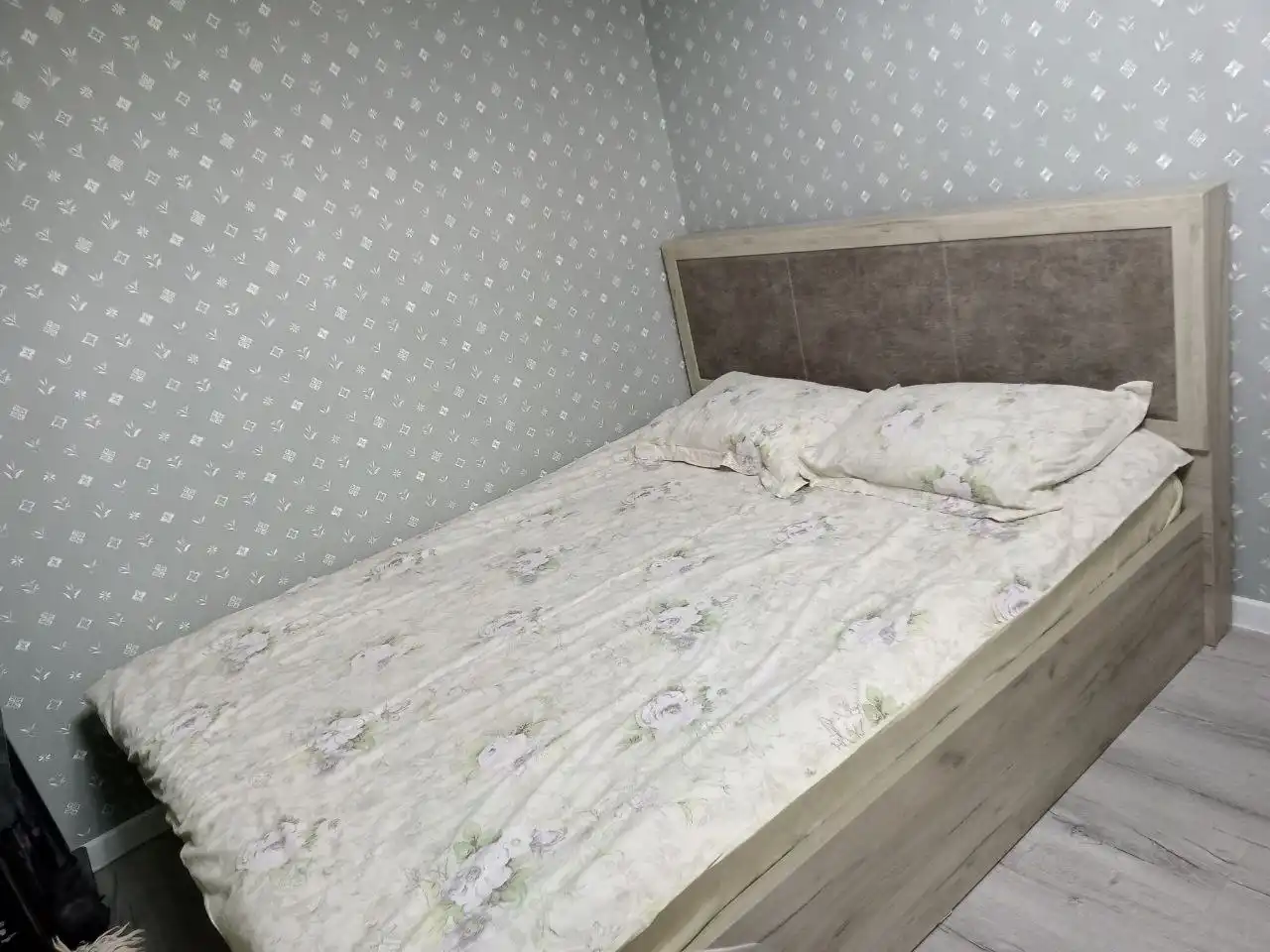 Двуспальная кровать с ортопедическим матрасом - Мебель (Для дома и дачи) в Белгород