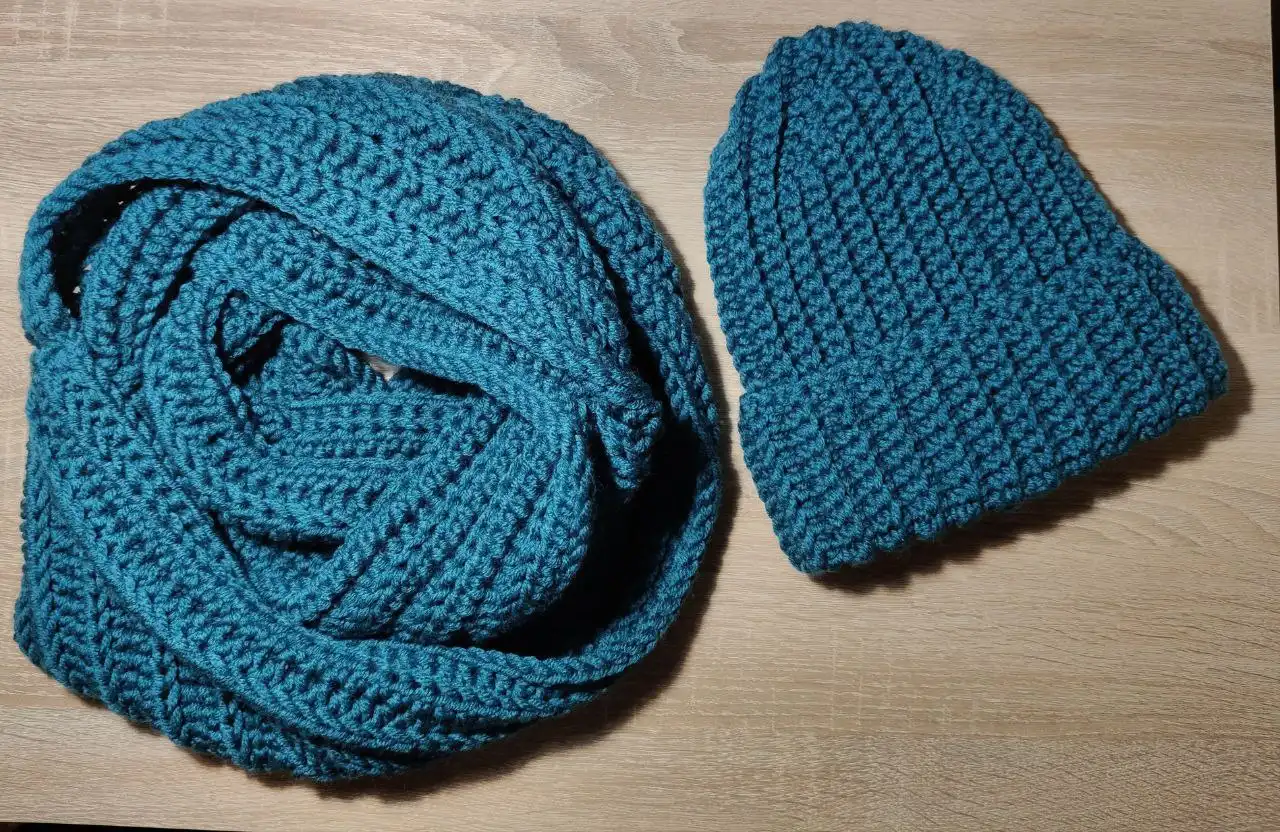 Шапка и шарф-хомут ручной вязки - Головные уборы и аксессуары (Одежда) в Белгород