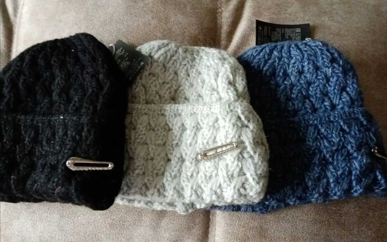 Продажа новых женских вязаных шапок - Головные уборы (Одежда) в Белгород
