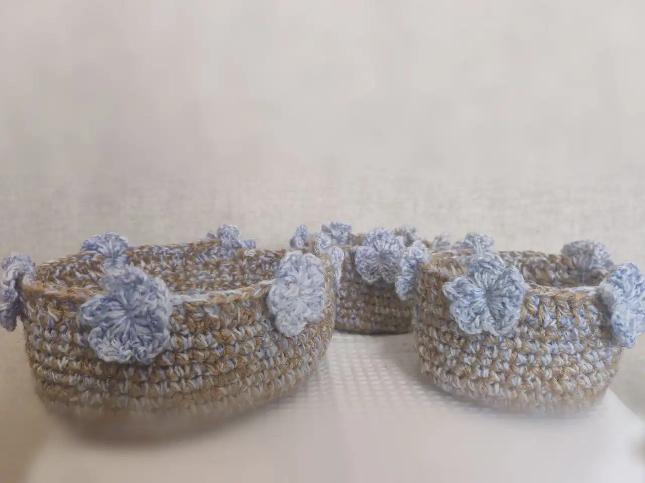 Комплект из трёх джутовых корзин на деревянном основании - Декор и интерьер (Для дома и дачи) в Белгород