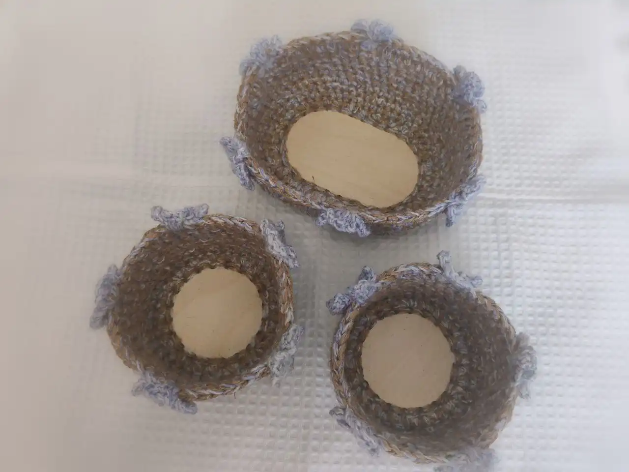 Комплект из трёх джутовых корзин на деревянном основании - Декор и интерьер (Для дома и дачи) в Белгород