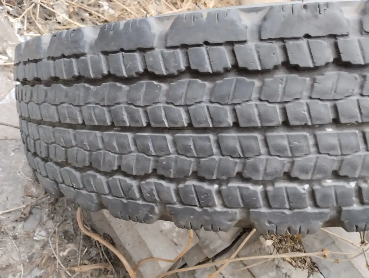 Продам одно колесо на грузовика манипулятор - Шины и диски (Запчасти) в Белгород