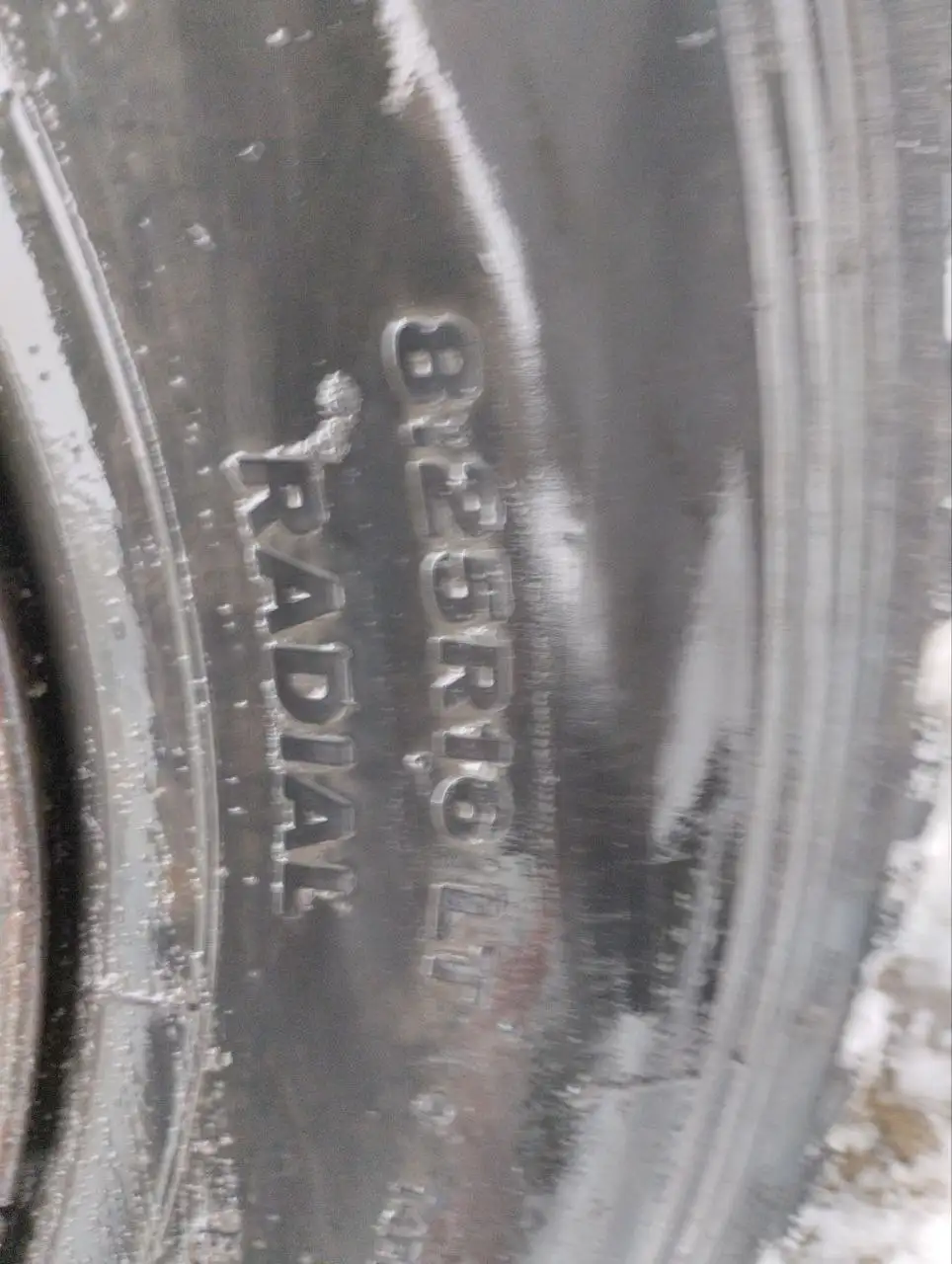 Продам одно колесо на грузовика манипулятор - Шины и диски (Запчасти) в Белгород