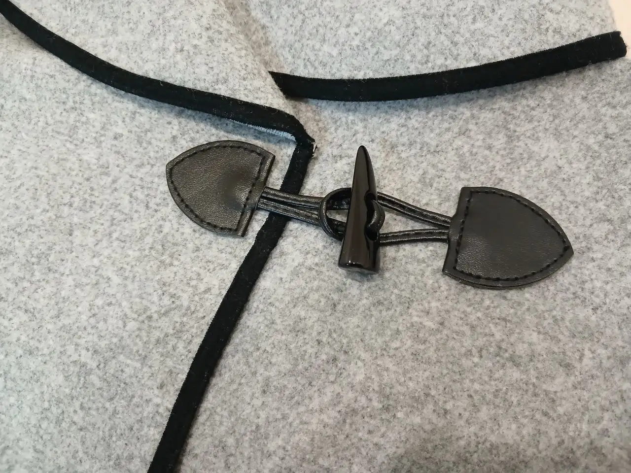 Стильное пончо серого цвета с черной окантовкой - Пончо (Одежда) в Белгород