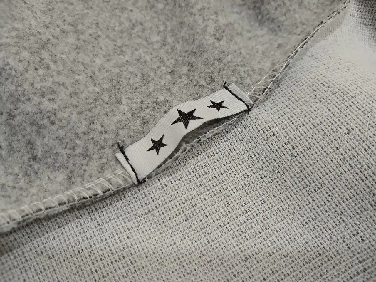 Стильное пончо серого цвета с черной окантовкой - Пончо (Одежда) в Белгород