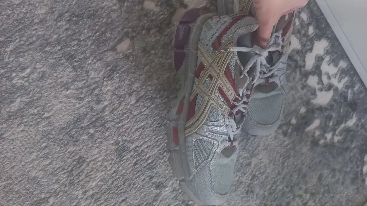 Продажа новых кроссовок 39-40 размера