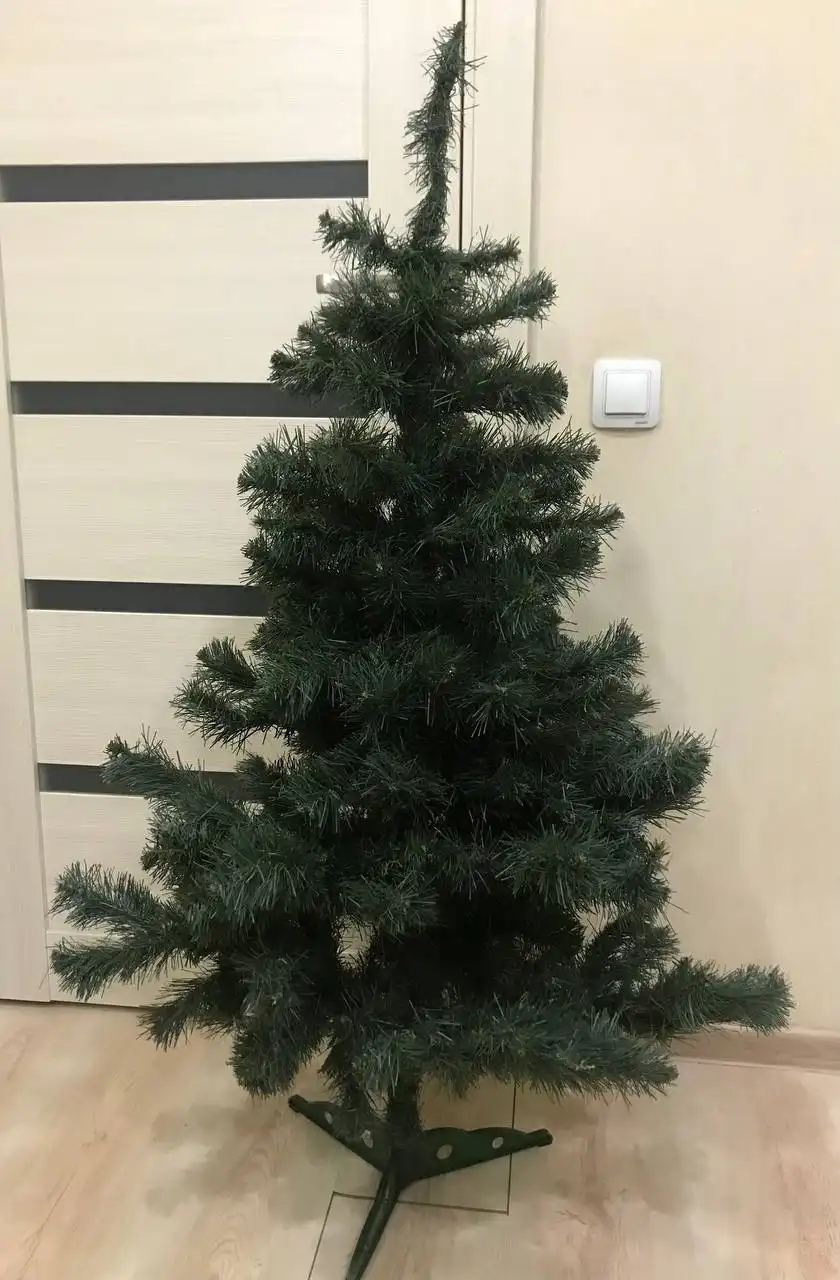Продажа искусственных ёлок разной высоты