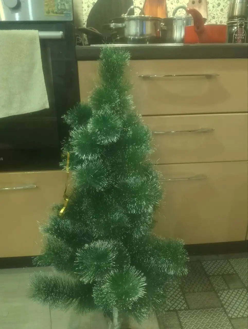 Отдам сломанную ёлку 90 см