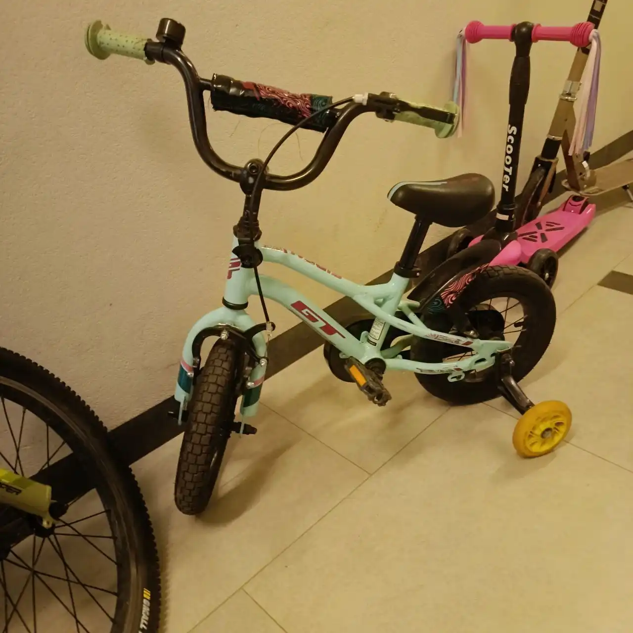 Продажа демисезонной куртки, сапог, велосипеда, качели, тетрадей, кроссовок и бюстгальтера - Барахолка в Сургут