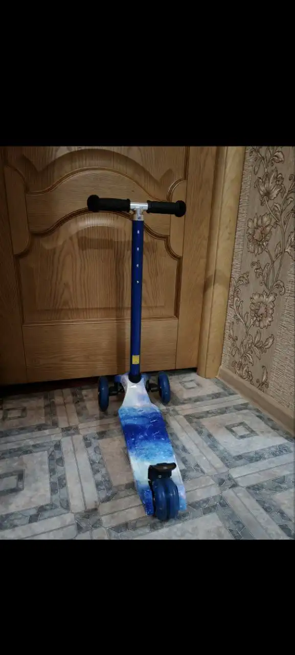 Трехколесный самокат детский с космическим рисунком - Детские товары (Барахолка) в Сургут