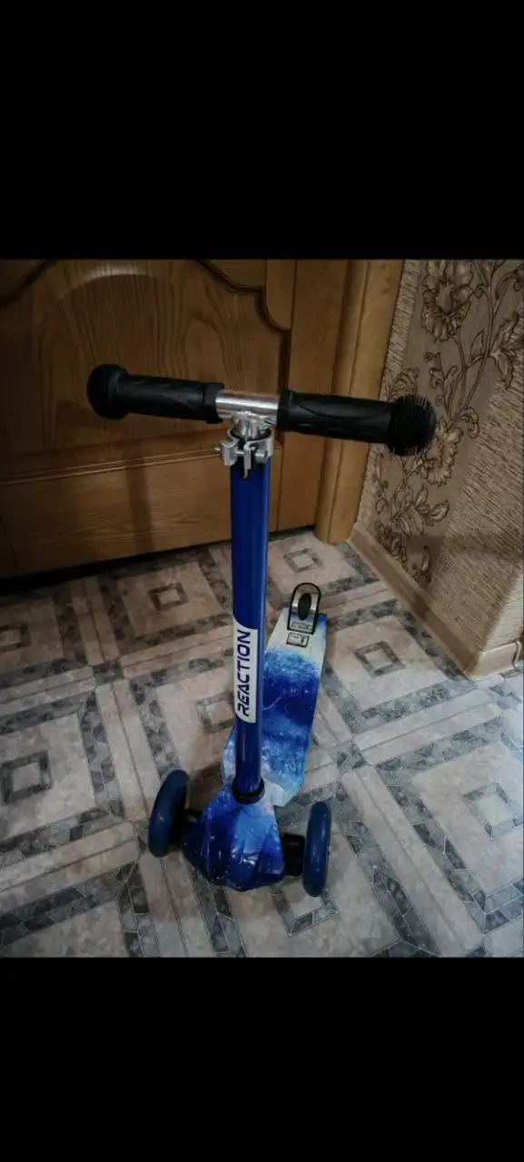 Трехколесный самокат детский с космическим рисунком - Детские товары (Барахолка) в Сургут