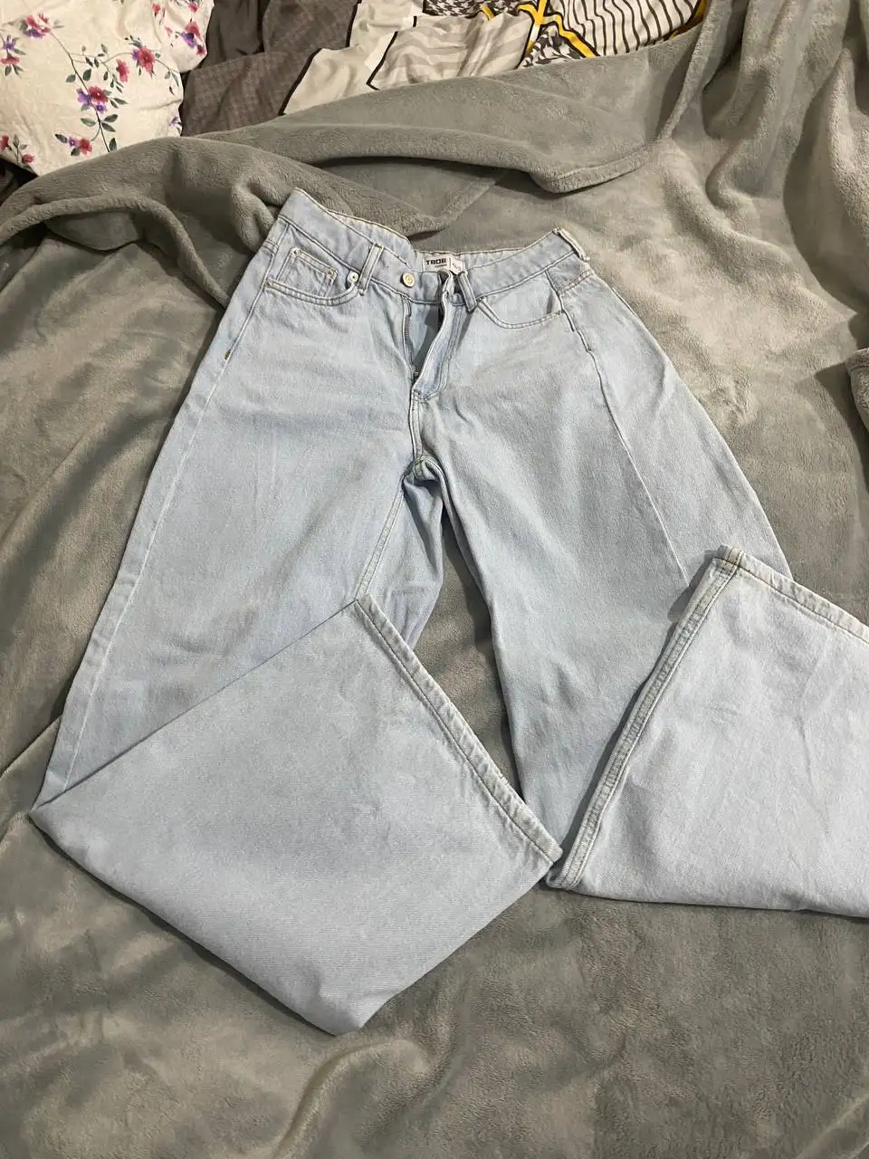 Джинсы широкие светлые 44р - Одежда в Сургут