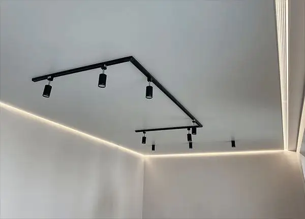 Натяжные потолки в рассрочку со светильниками и карнизами в подарок - Ремонт и строительство (Услуги) в Сургут